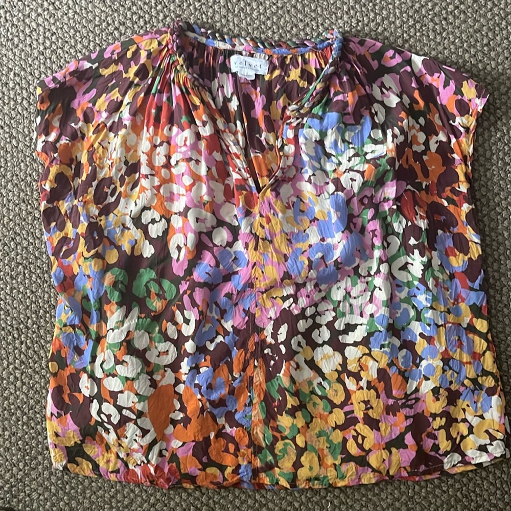 Beautiful patterned blouse by Velvet, size M.